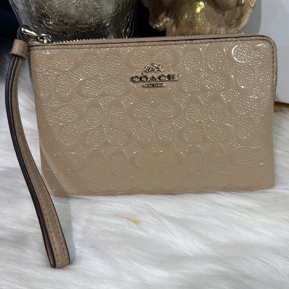 🤍Coach Signature Embossed Patent Leather
Corner Zip Wristlet Clutch - Picture 8 of 8